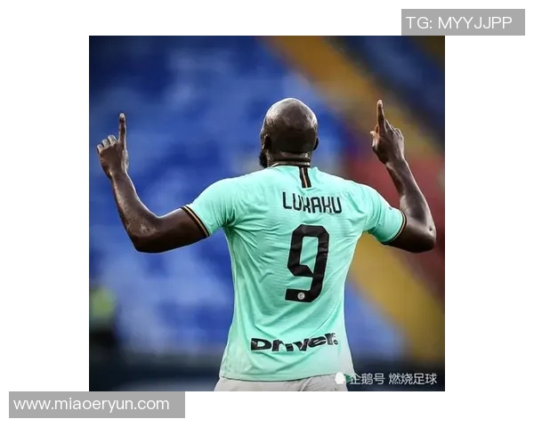 足球巨星华丽踩单车过人瞬间展现极致控球艺术震撼全场