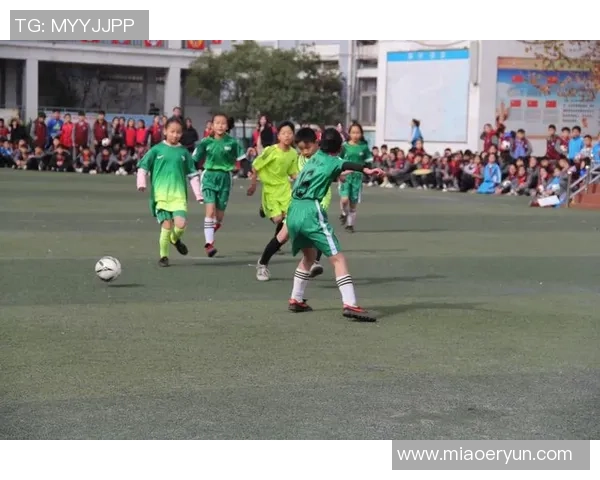 足球巨星童年高清照片揭秘 从少年到球场英雄的成长轨迹